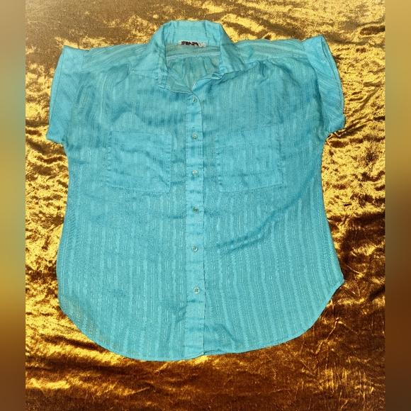 Shapely Button Up Lightweight Top - Picture 9 of 10